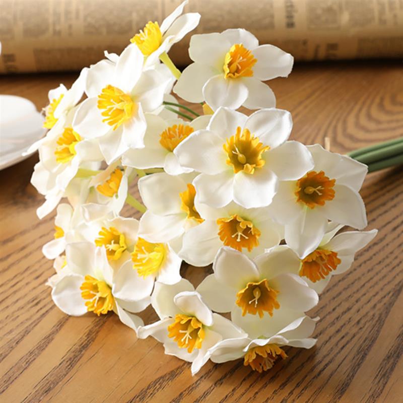 White 40cm daffodil bouquet